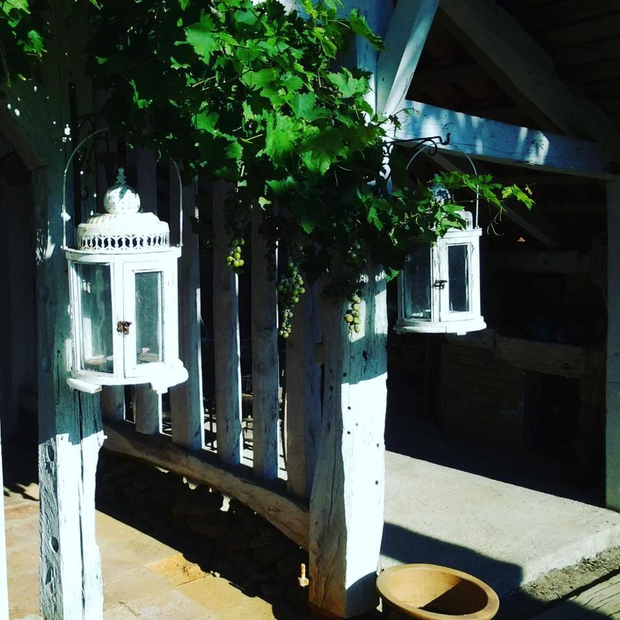 Les Hotes Des Guillemets Laglorieuse Esterno foto